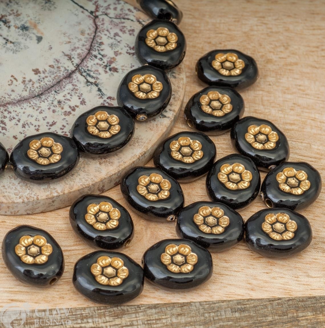 ОПТ (50 бусин) Бусины акриловые не прозрачные плоские овальные с гравировкой сакуры, черный глянцевый с золотом, 14х11мм, сверху отв. 1,5мм.