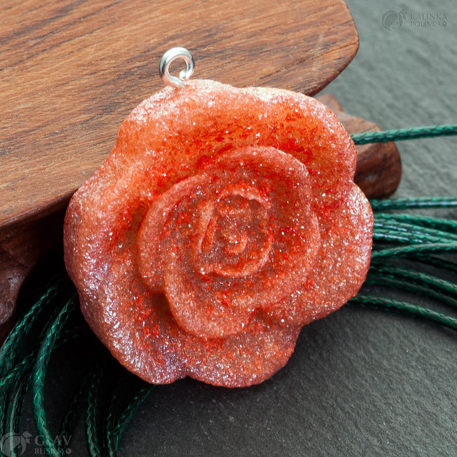 Кулон роза из эпоксидной смолы, 32х7мм, красный цвет с серебристыми блестками.