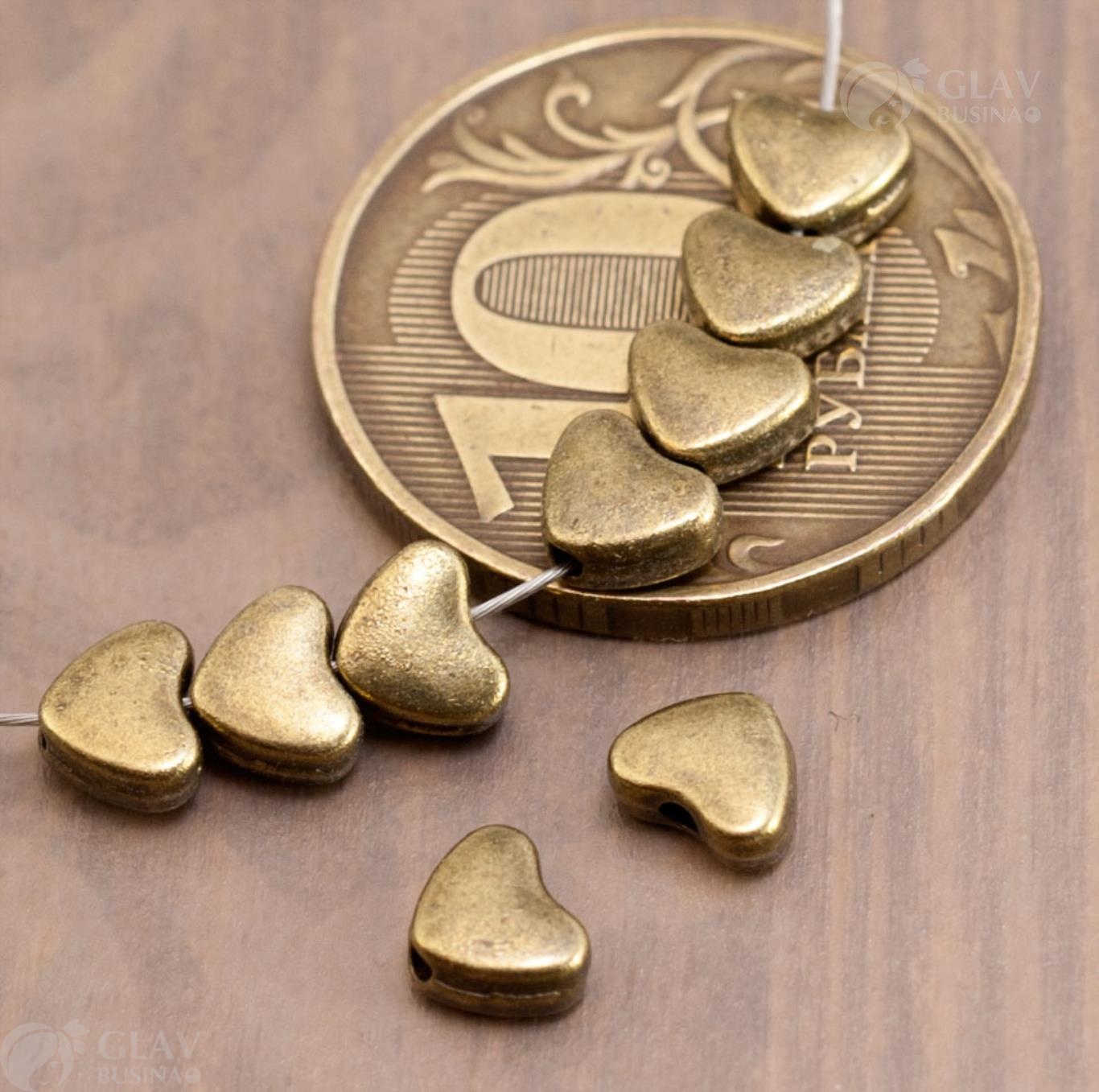 Бусины-сердечки из сплава размером 6х5х2.7мм с отверстием 1мм в цвете бронза. Идеально подходят для создания украшений.