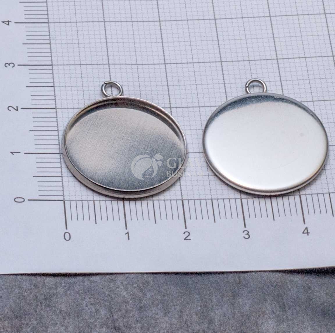 Стальной кулон с сеттнигом под кабошон 20 мм или заливку, р-р 25х22х2мм, отв-е 2,5мм.