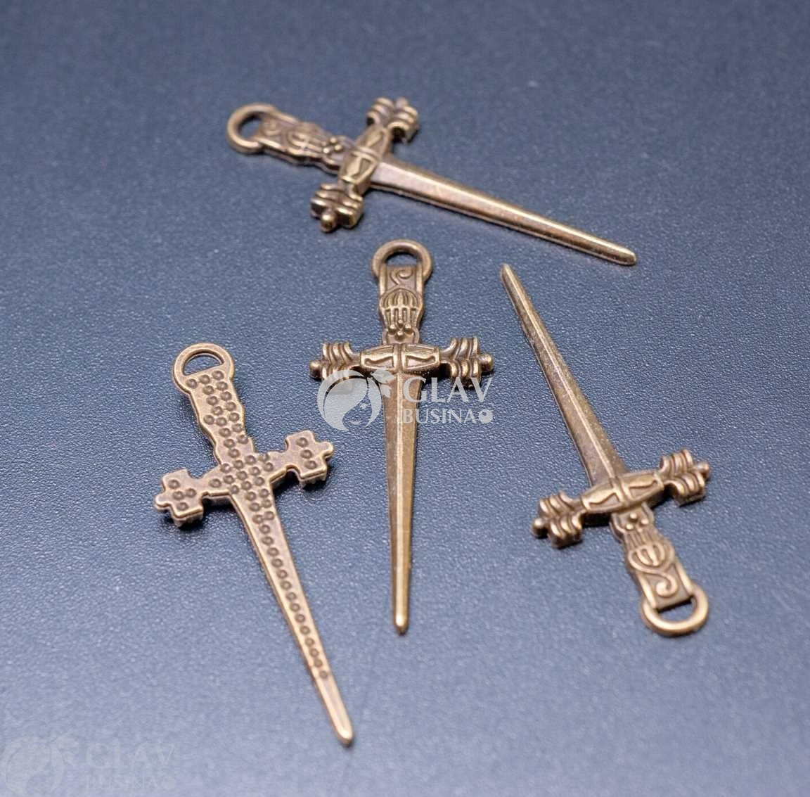 ОПТ (50 шт) Острый кинжал, цвет бронза, подвеска односторонняя из бижутерного сплава, 35х14х3мм, отв.1.5мм.