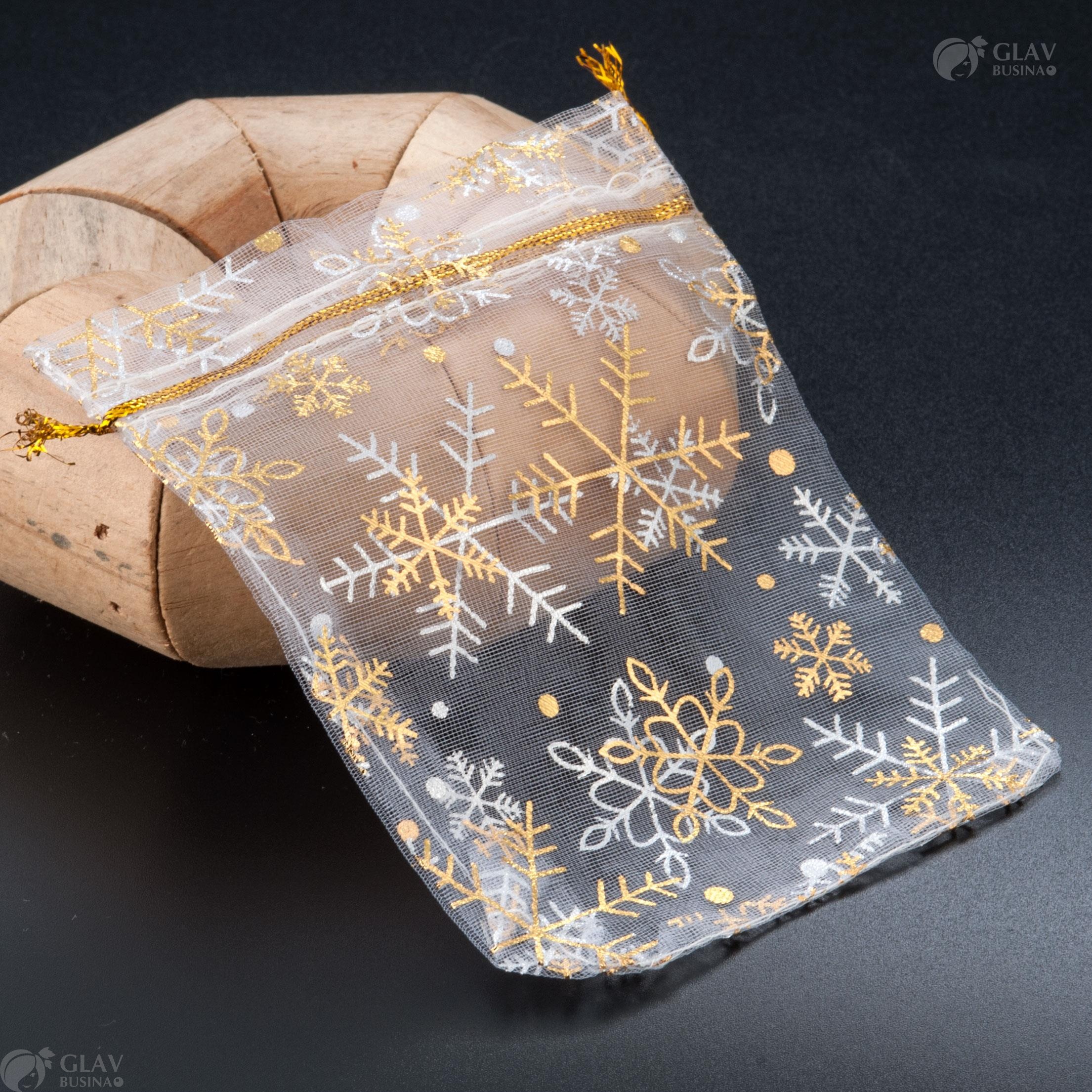 Белые мешочки из органзы с золотыми и серебряными снежинками для новогодних подарков, размером 9х12 см.