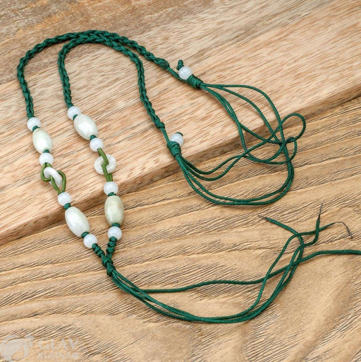ОПТ (10 шт) Основа для колье из изумрудного полиэстрового шнура с бусинами нефрита, бочонки 12х7мм, шнур 2мм х 69см, регулируется до 54см, на скользящем узле с бейлом-ниточкой, цвет бусин зеленый.