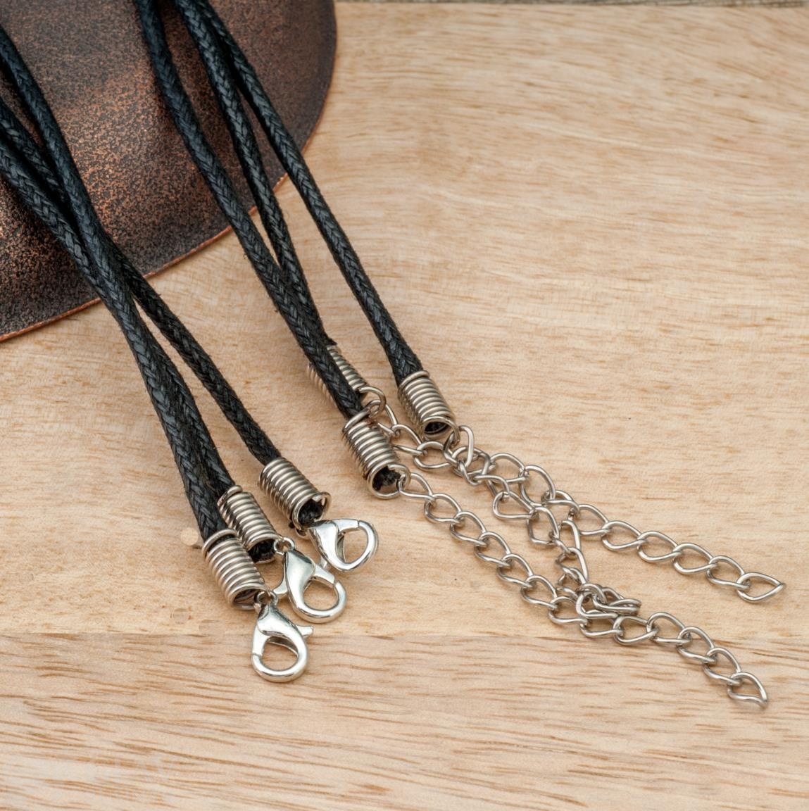 Шнур на шею из черного хлопкового вощеного шнура 2,6мм х 42см, замочек 12мм из сплава, удлинн. цепочка 50мм, фурнитура железная, цвет покрытия платина.