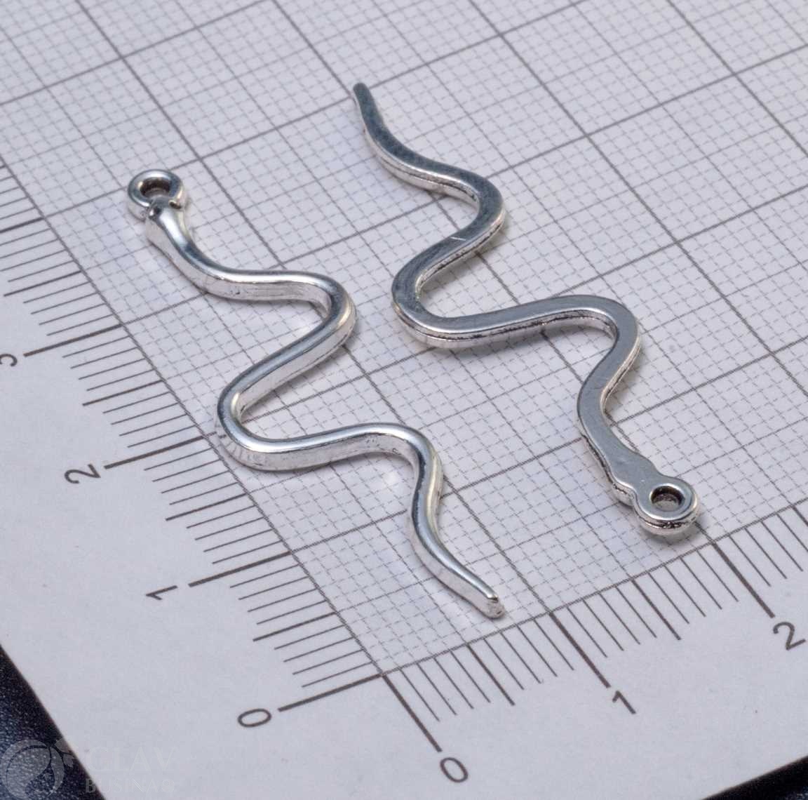 Змея, цвет серебро, подвеска односторонняя из бижутерного сплава, 39х10х2мм, отв.1.2мм.