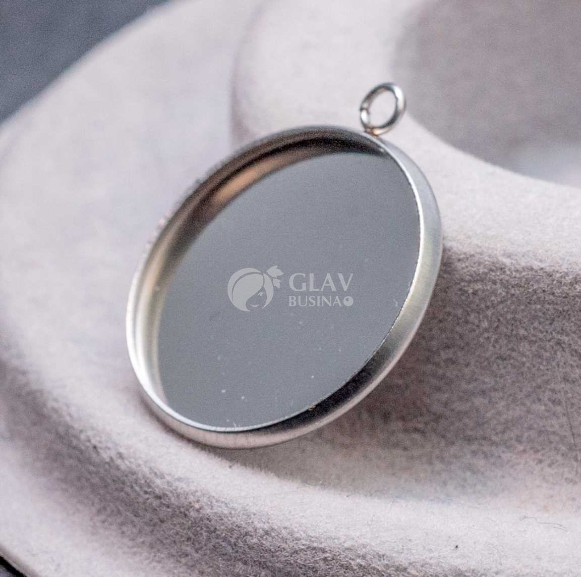 Стальной кулон с сеттнигом под кабошон 18 мм или заливку, р-р 23х20х2мм, отв-е 1.5мм.