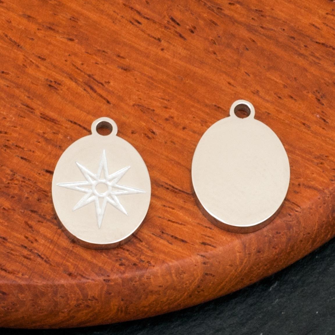 Сияющая звезда, гравированная подвеска из полированной хирургической стали, цвет покрытия платина, р-р 12х10,5х1,4мм, отв 1,6мм.