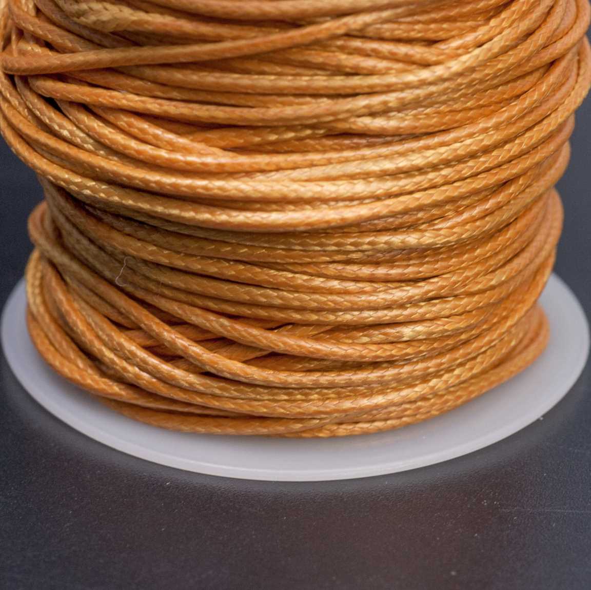 Темно-желтый полиэстровый вощёный шнур Корея на катушке, круглый, змениная кожа, диам. 1.2мм, длина 10 м.