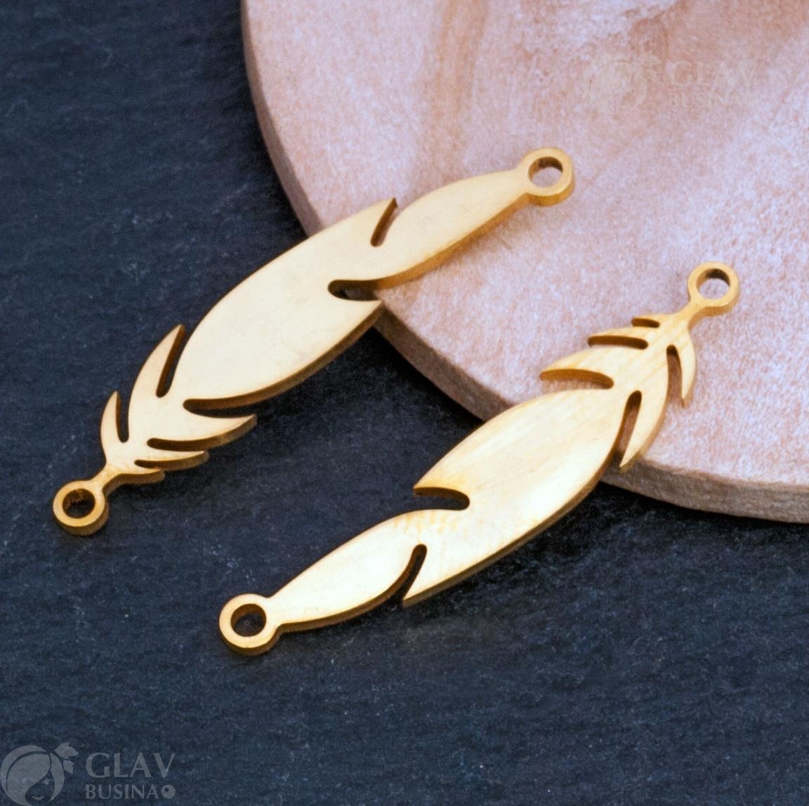 Коннектор 1/1 из хиругрической стали Перо, р-р 28.5х6х1мм, отв. 1мм, цвет золото.