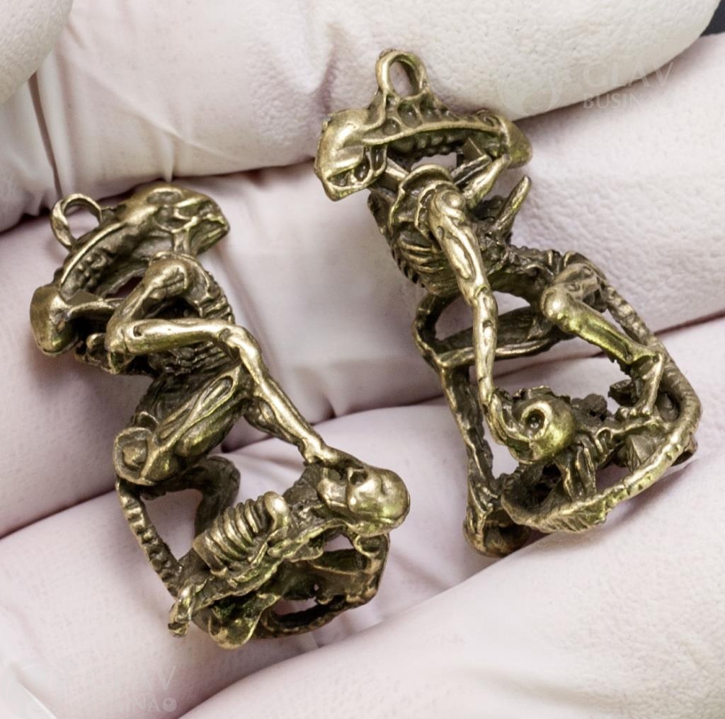 Подвеска объёмная Чужой (Alien), бижутерный сплав, р-р 32х15х14мм, отв-е 1,5мм, цвет бронза.