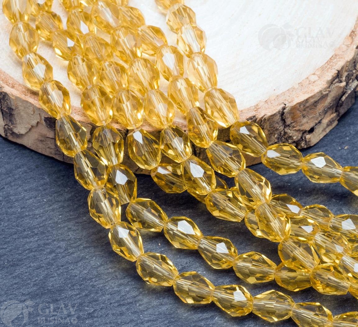 Нитка золотистых граненых хрустальных бусин-капель размером 6х8 мм. Длина нитки составляет 52 см и содержит около 65 штук бусин.