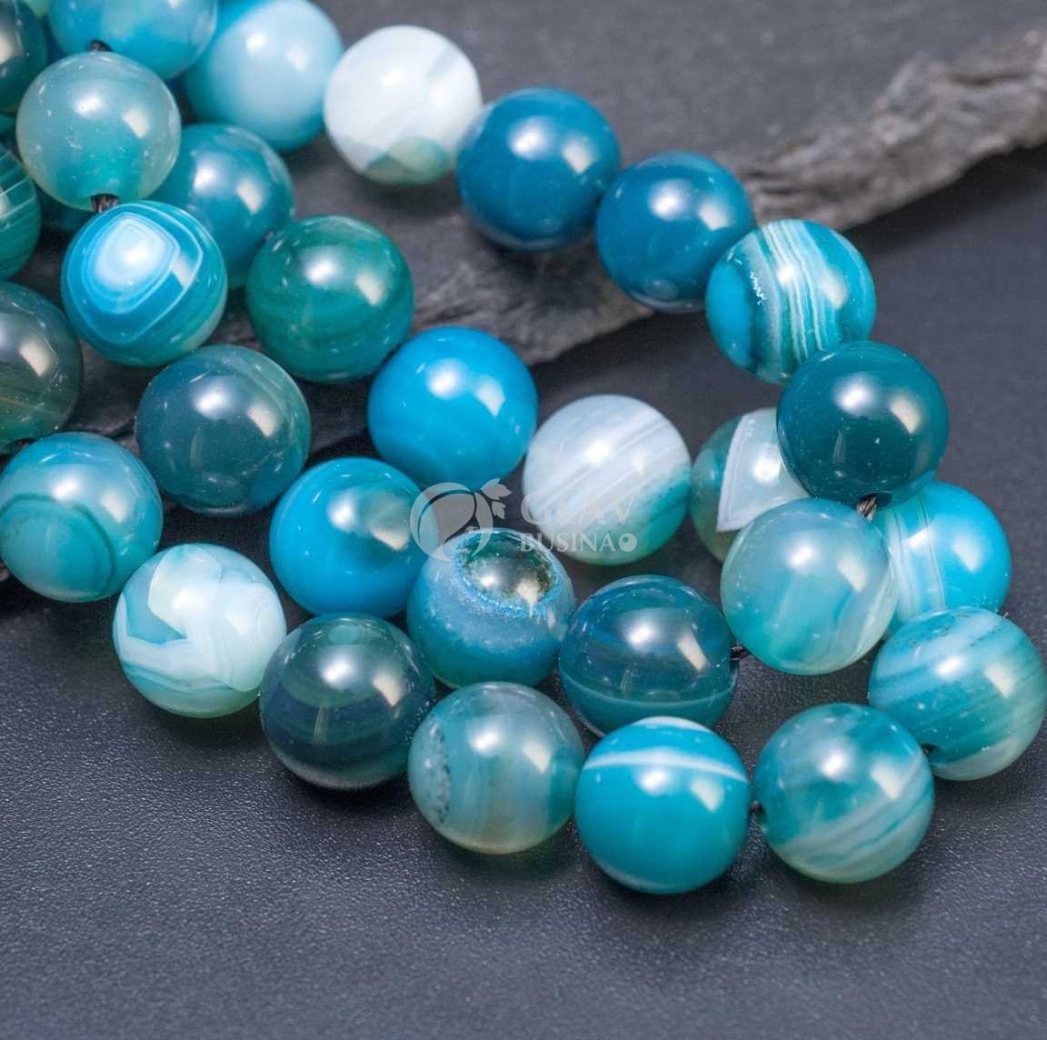 Нитка гладких прозрачных бусин агата, шар, 8мм, отв 1,6м, цвет тонирования блю кюрасао (голубой с белым и синим), в нитке 23 бусины / 18см.