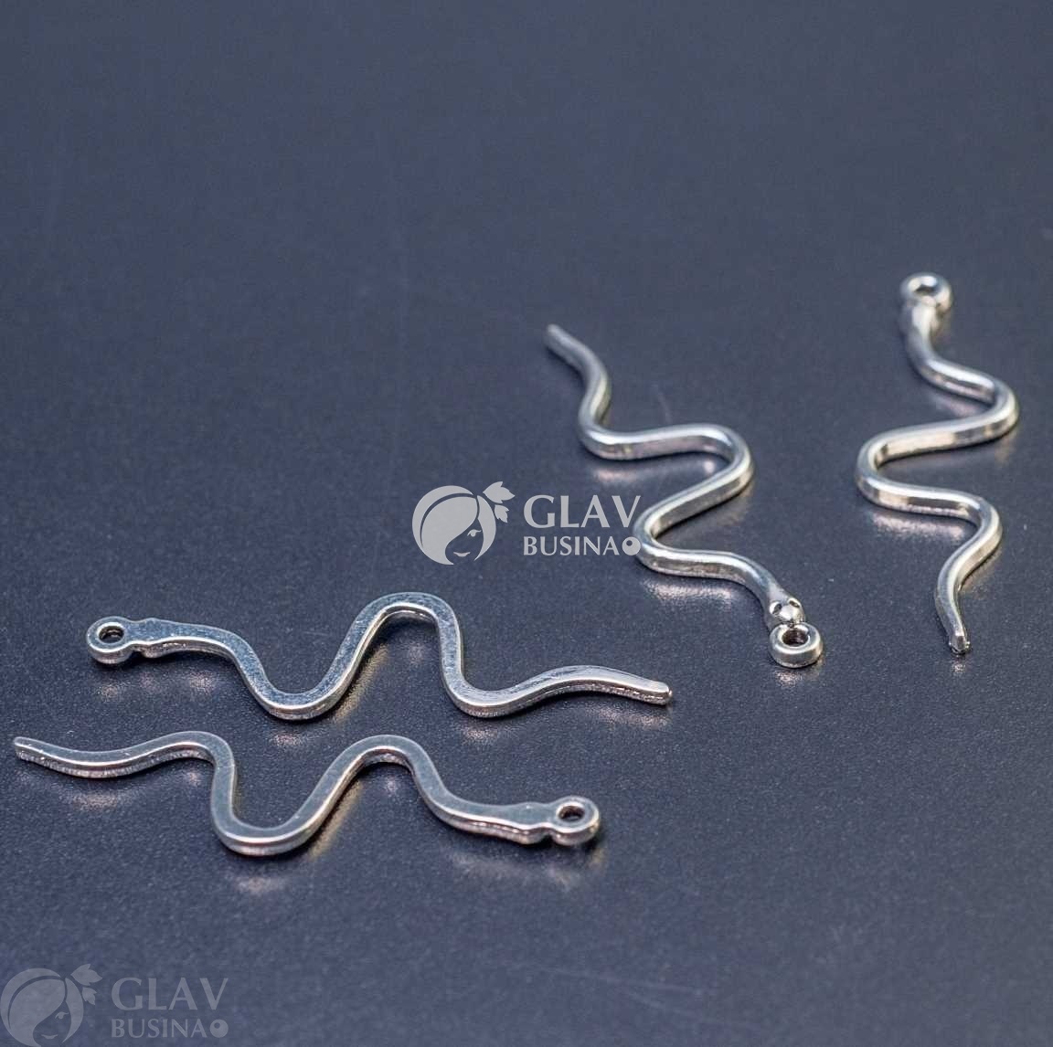 ОПТ (100 шт) Змея, цвет серебро, подвеска односторонняя из бижутерного сплава, 39х10х2мм, отв.1.2мм.