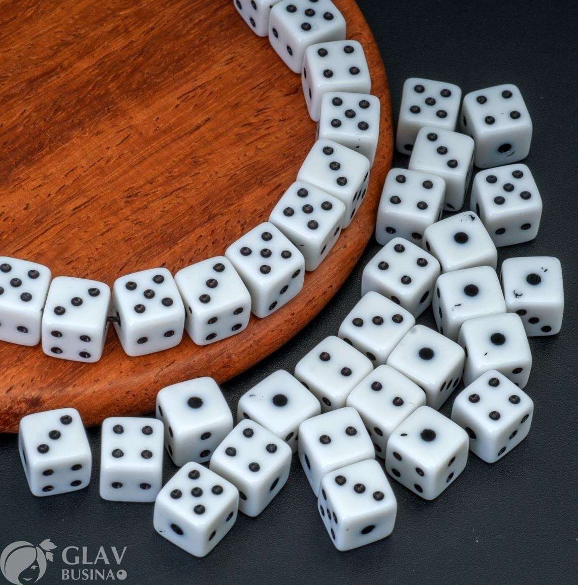 ОПТ (100 бусин) Бусины акриловые не прозрачные игральные кубики, цвет бело-черные, 8х8мм, отв. 1,5мм.