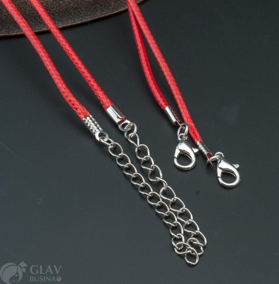 Шнур на шею из алого полиэстрового вощеного шнура 2мм х 43см, замочек 12мм из сплава, удлинн. цепочка 50мм, фурнитура железная, цвет покрытия платина.