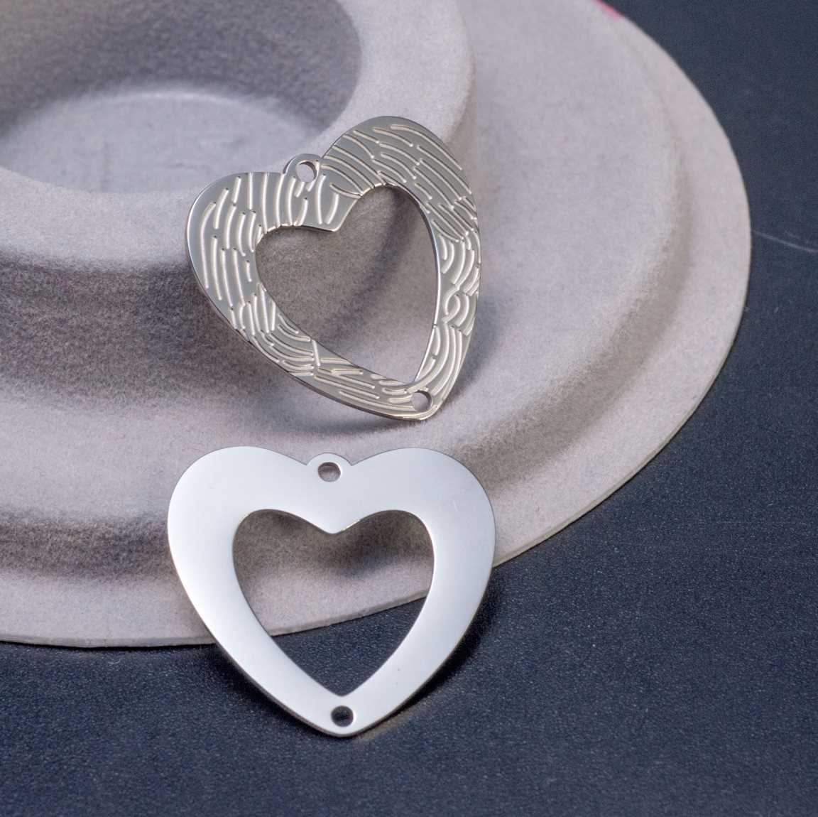 Сердце-рамка, коннектор 1/1 из полированной хирургической стали, цвет покрытия платина, с эффектом отпечатков пальцев, р-р 20,5х23х0,8мм, отв-я 1,5мм, внутр.сердечко 12,6х12мм.