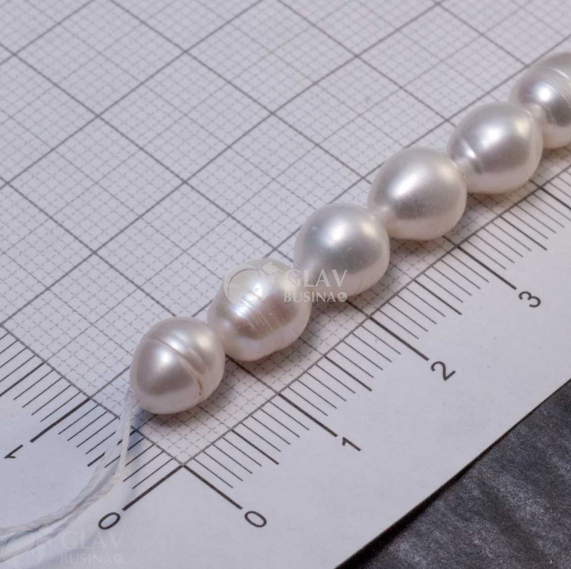 ОПТ (10 бусин) Жемчуг пресноводный, натуральный, рис с редкими бороздками, р-р 7х8-9мм, отв. 0.8мм, белый.