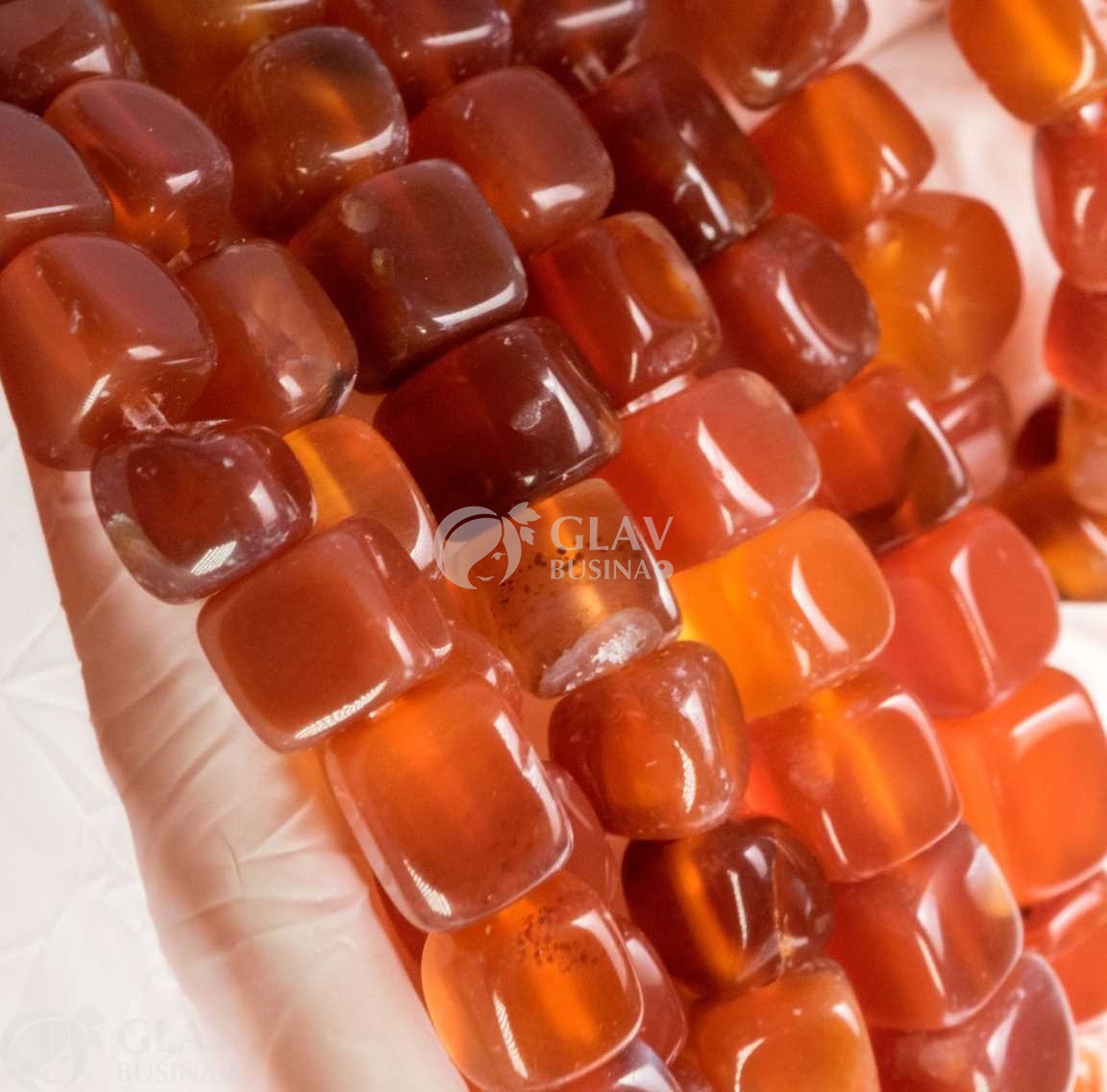 ОПТ (100 бусин) Бусины сердолика, кубики произвольных форм 7-8мм, отв-е 1мм.