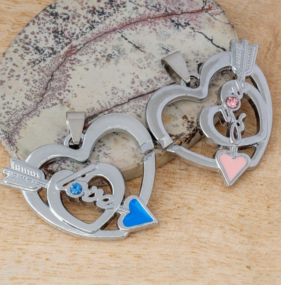 ОПТ (10 шт) Подвески парные односторонние со стразами и эмалью сердечки со стрелами, цвета эмали и страз голубой и розовый, бижутерный сплав, прочное гальваническое покрытие, цвет платина, р-р каждой 28х37х4мм и бейл из нерж. стали 9х4,5мм, отв. 2мм.