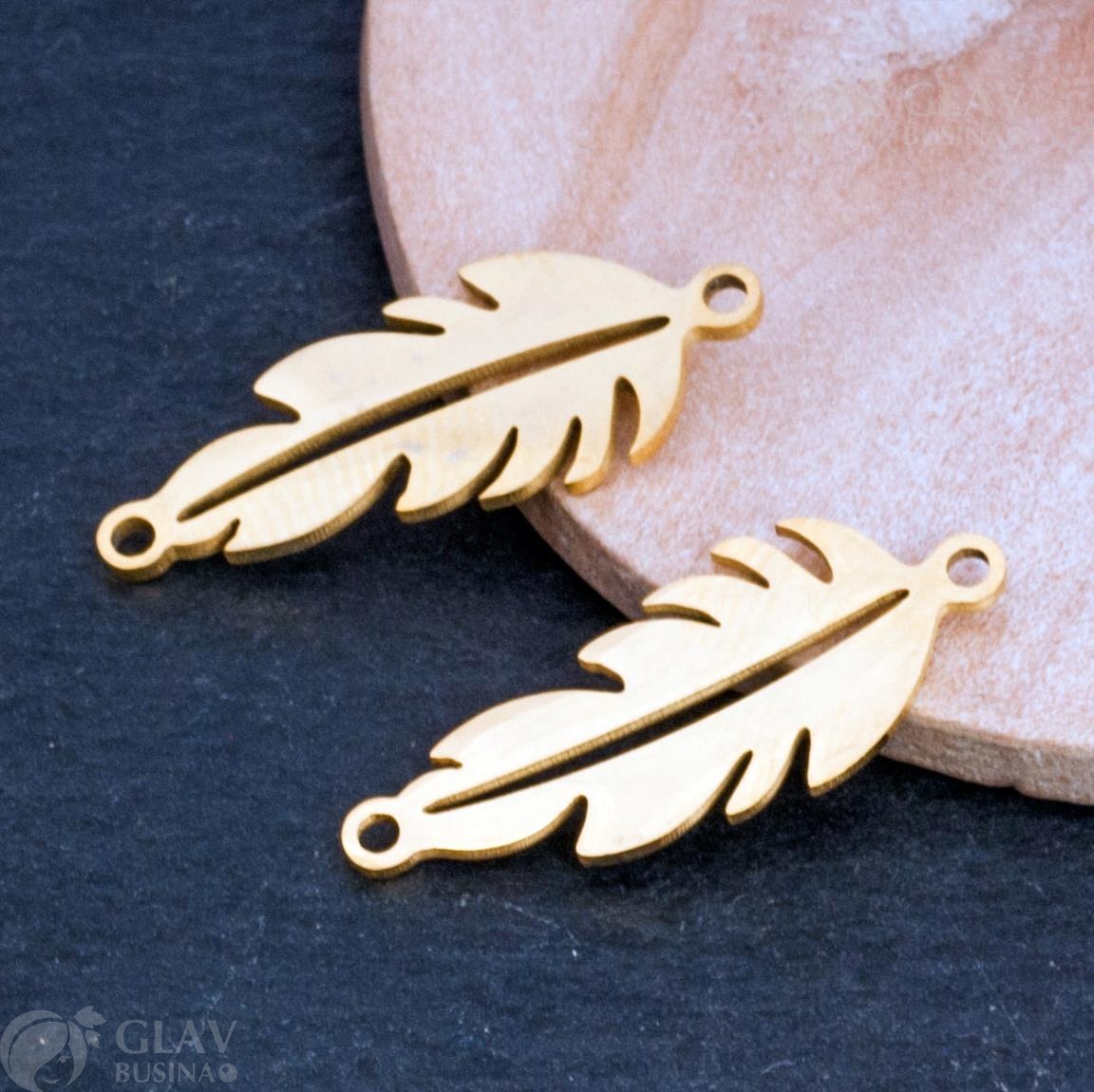 Коннектор 1/1 из хиругрической стали Перо, р-р 23х9х1.1мм, отв. 1мм, цвет золото.