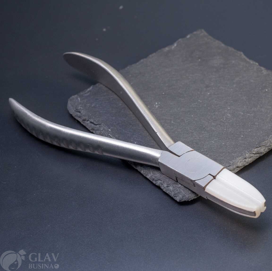 Плоскогубцы цельнолитые стальные с пластиковыми насадками, длина 150мм, насадки 7х8х25мм.