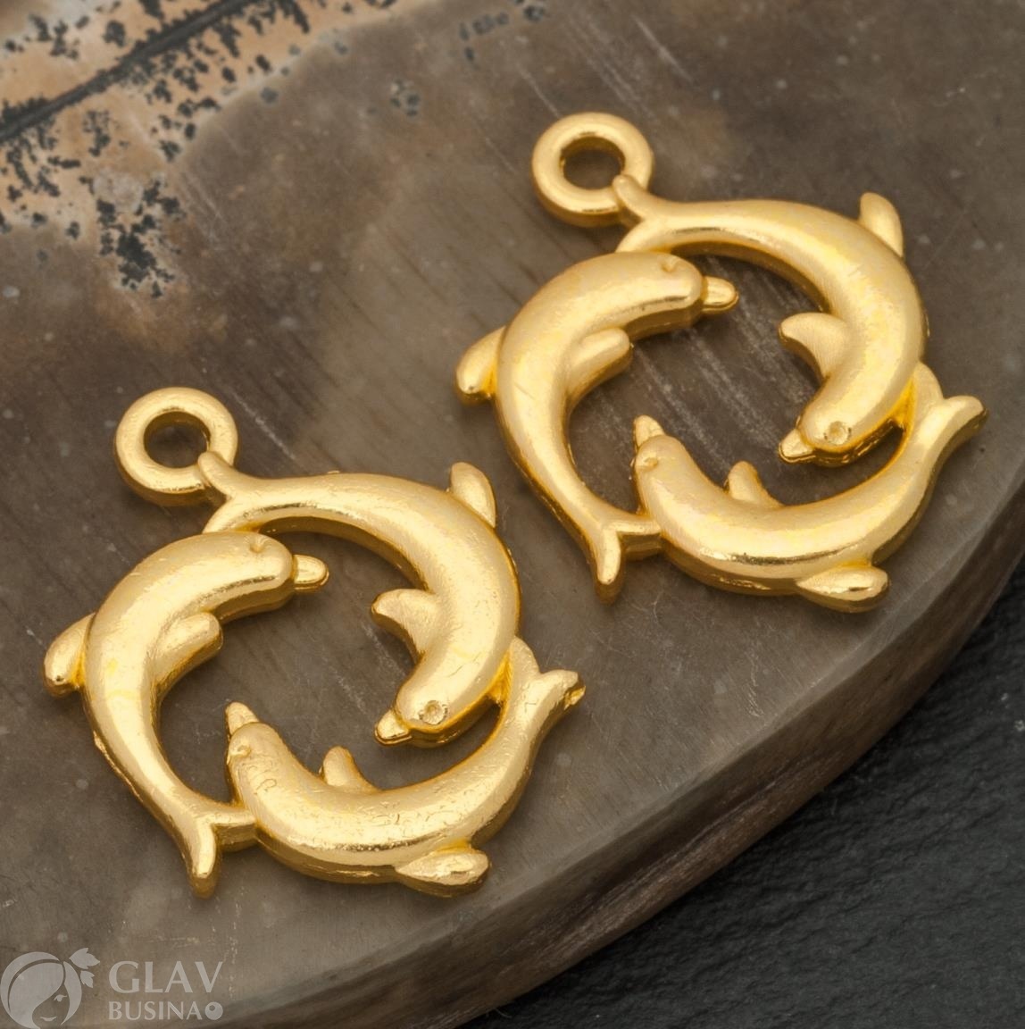 ОПТ (50 шт) Подвеска объёмная из бижутерного сплава, три дельфина, 20х15х2мм, отв. 1,7мм, желтое золото.