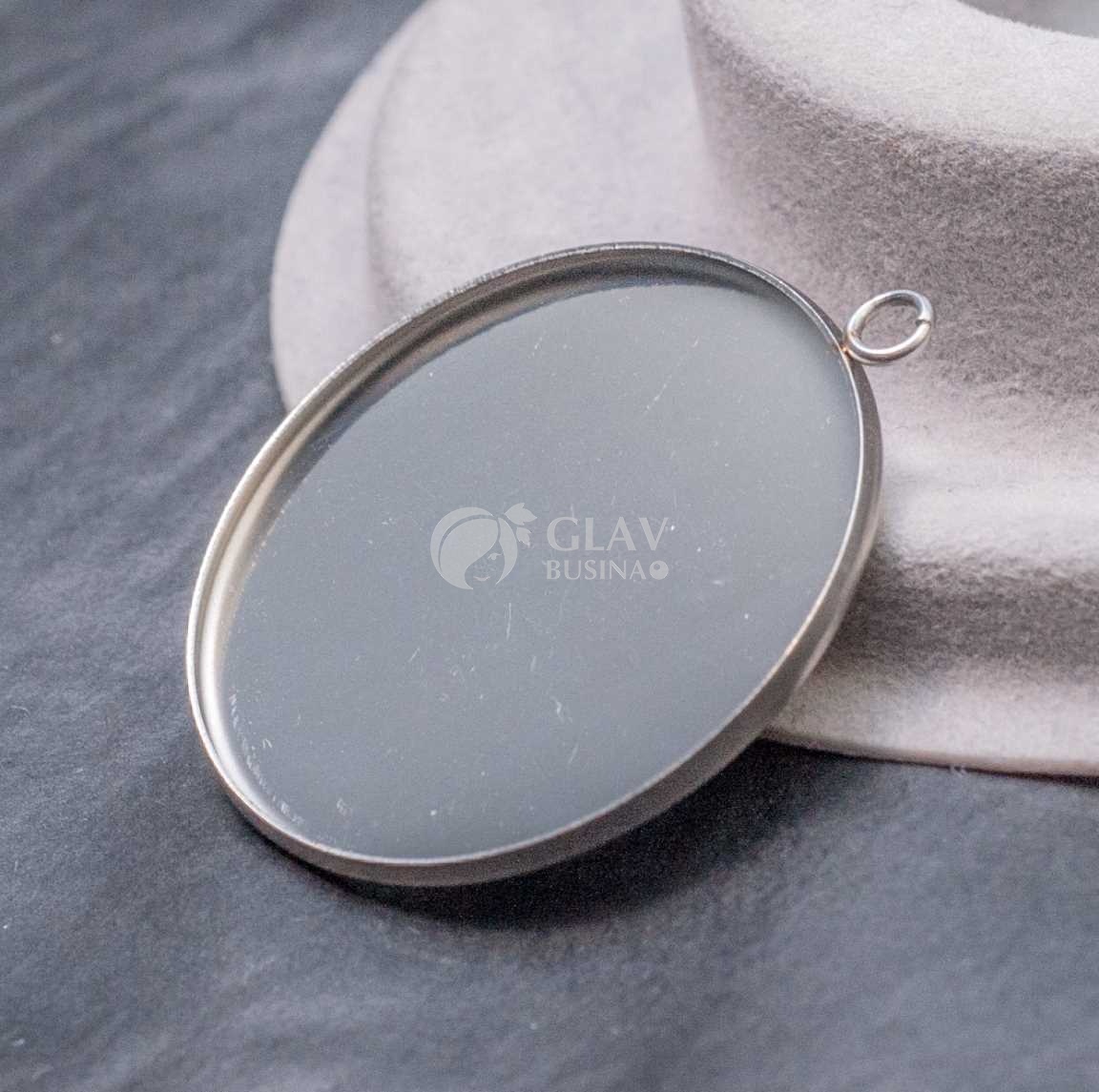 Стальной кулон с сеттнигом под кабошон 30 мм или заливку, р-р 35х31х2мм, отв-е 2,5мм.