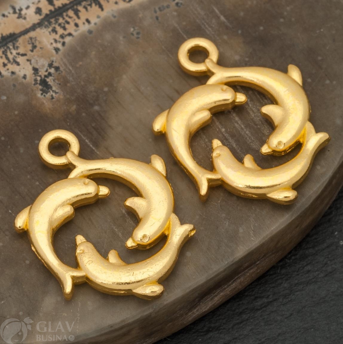 Подвеска объёмная из бижутерного сплава, три дельфина, 20х15х2мм, отв. 1,7мм, желтое золото.