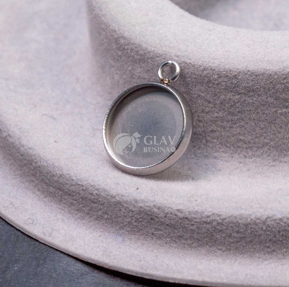 Стальной кулон с сеттнигом под кабошон 10 мм или заливку, р-р 14х12х2мм, отв-е 1,5мм.