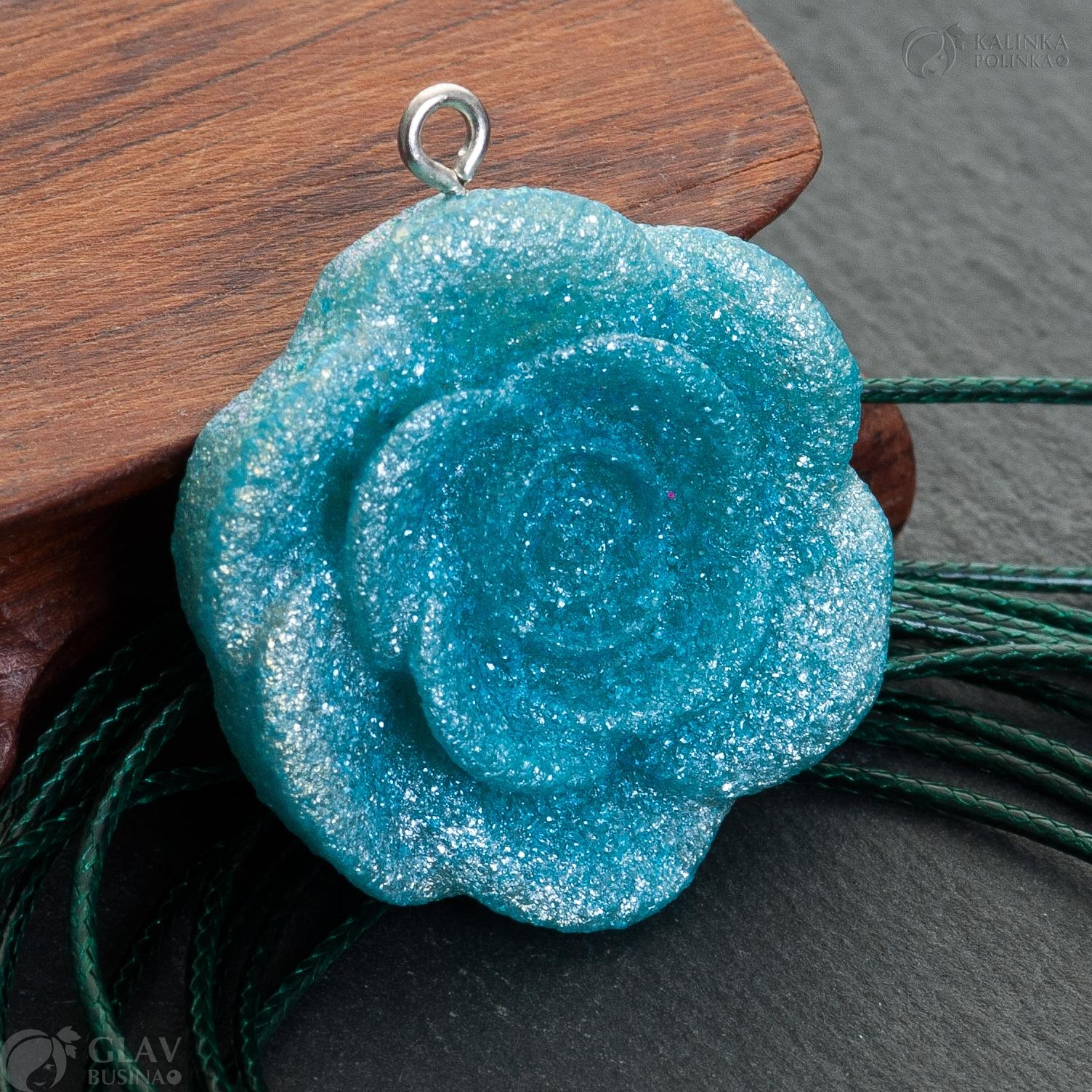Кулон в форме розы из голубой эпоксидной смолы с серебряными блестками, размером 32х7мм.