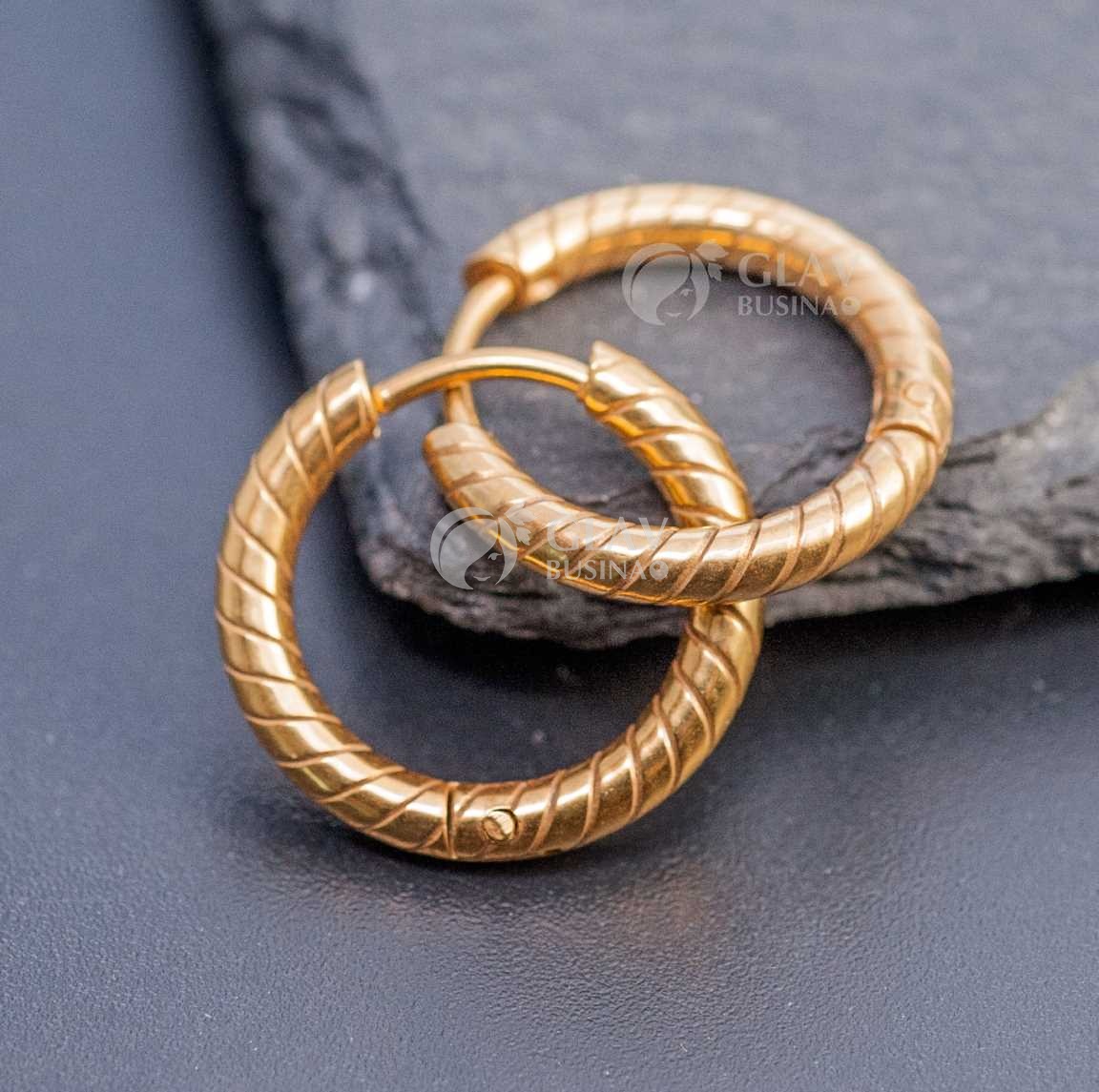 Швензы-бублики, узор-диагональ, хирургическая сталь, долговечное золотое покрытие, внутр. диам. 12мм, толщина 2.5мм.