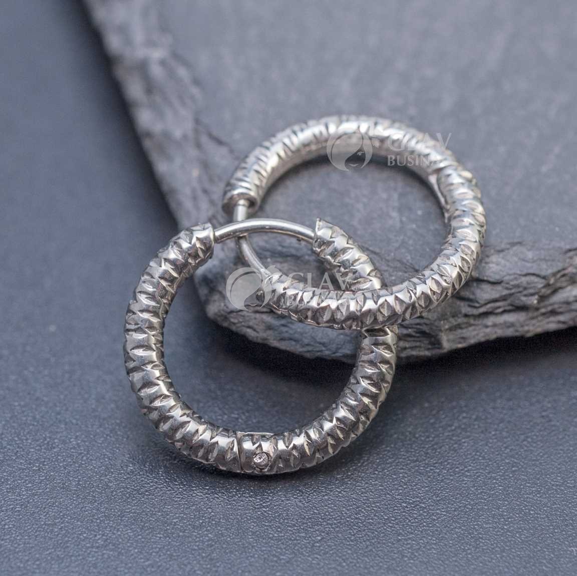 Швензы-бублики, узор-мятый металл, хирургическая сталь, внутр. диам. 16мм, толщина 2.5мм.