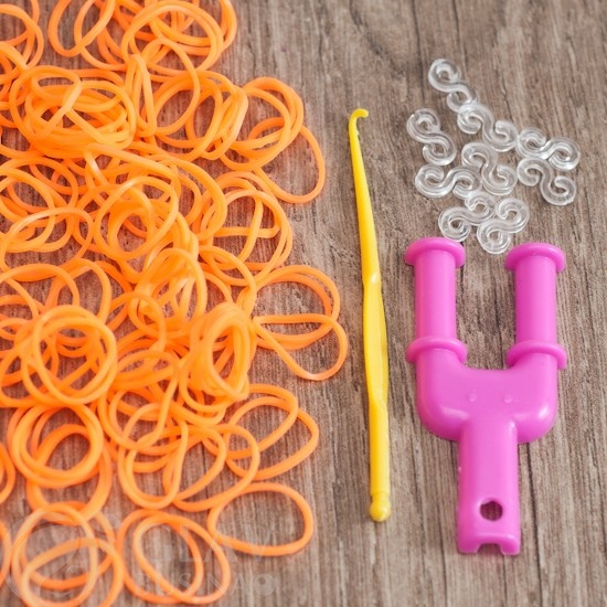 Rainbow Loom набор оранжевого цвета с инструментами и клипсами, 200 штук, цена за 12 гривен. Качественный выбор для творчества.
