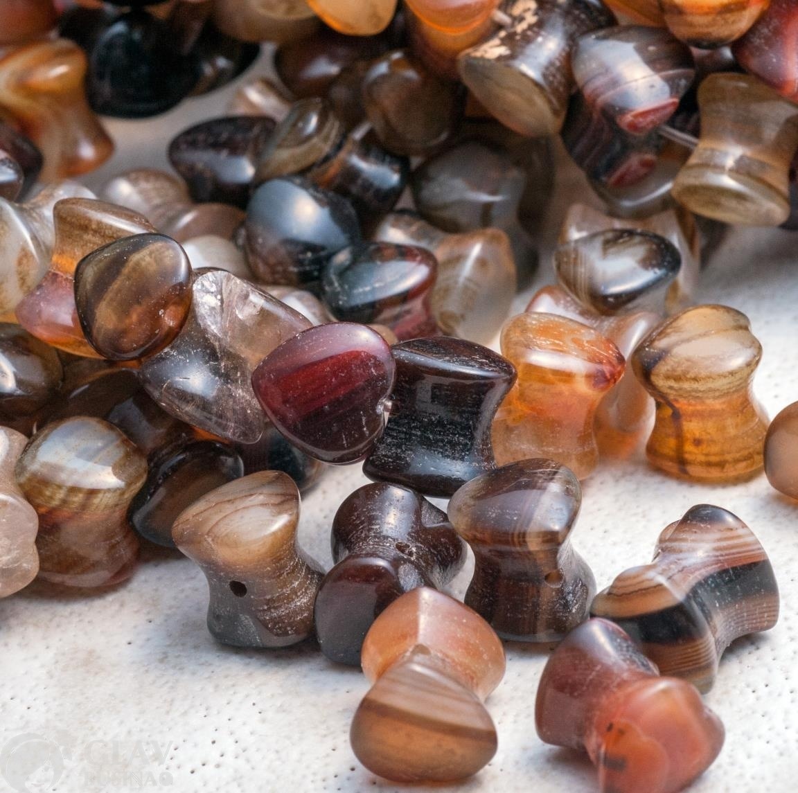 ОПТ (10 бусин) Агат ботсвана, гладкая бусина бочонок-сердечко, р-р 8х8х10мм, тонкая часть 6мм, отв. 1мм.