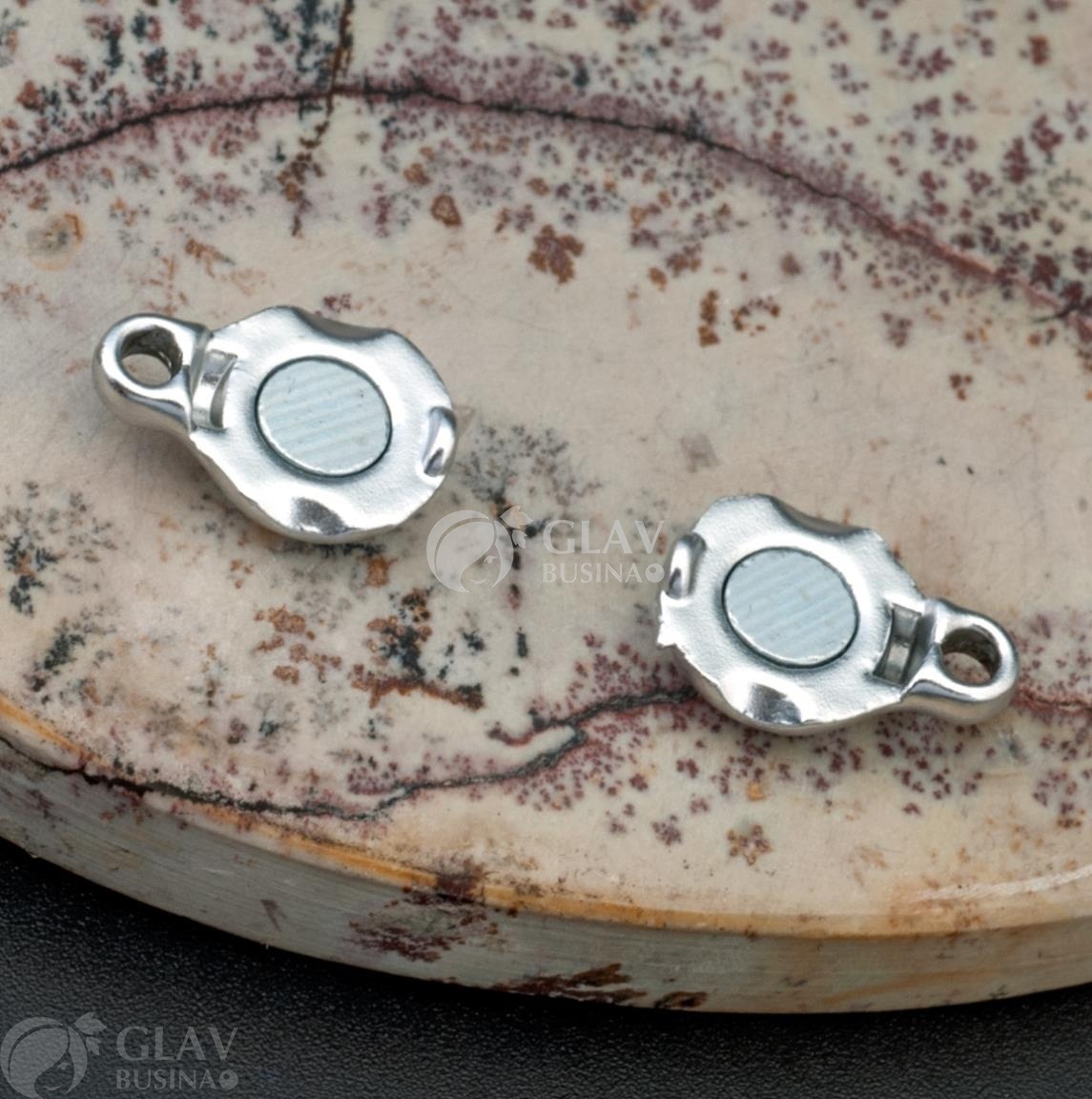 ОПТ (50 шт) Замок магнитный плоский из бижутерного сплава с фиксатором, цвет матового покрытия серебро, 14х8х5мм, отв. 1,5мм.