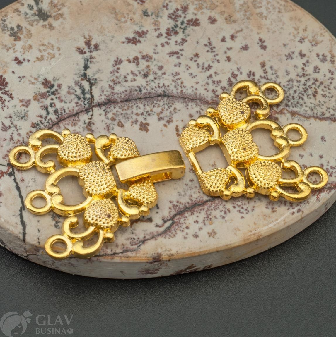 ОПТ (10 шт) Застёжка с замком-защелкой трехрядная из бижутерного сплава Сердечки, цвет покрытия желтое золото, вся застежка 39х23х2мм, замок 10х3х4мм, отв-я 2мм.