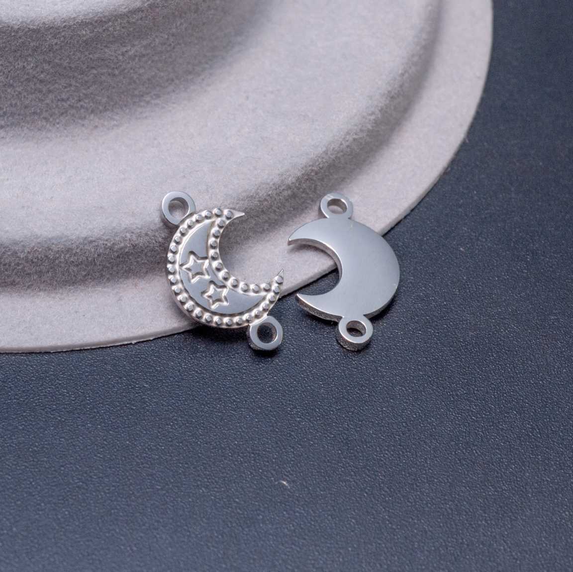 Полумесяц с двумя звездами, коннектор 1/1 из полированной хирургической стали, цвет покрытия платина, р-р 15х5х1мм, отв 1,6мм.