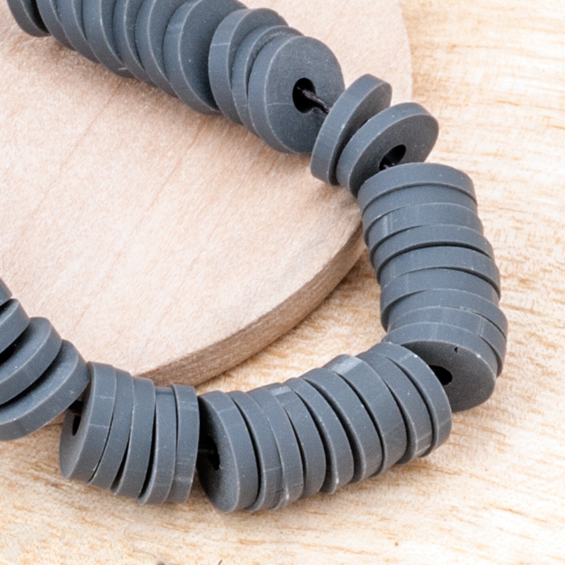 ОПТ (150 гр.) Низка бусин хейши из полимерной глины, цвет серый бриллиант (темно-серый), 22 см, вес 15гр., ок 200 бусин, р-р 8х1мм, отв 2 мм.