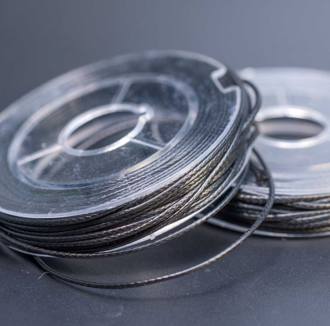 Черный полиэстровый вощёный шнур Корея на катушке, круглый, змениная кожа, диам. 0.6мм, длина 10 м.