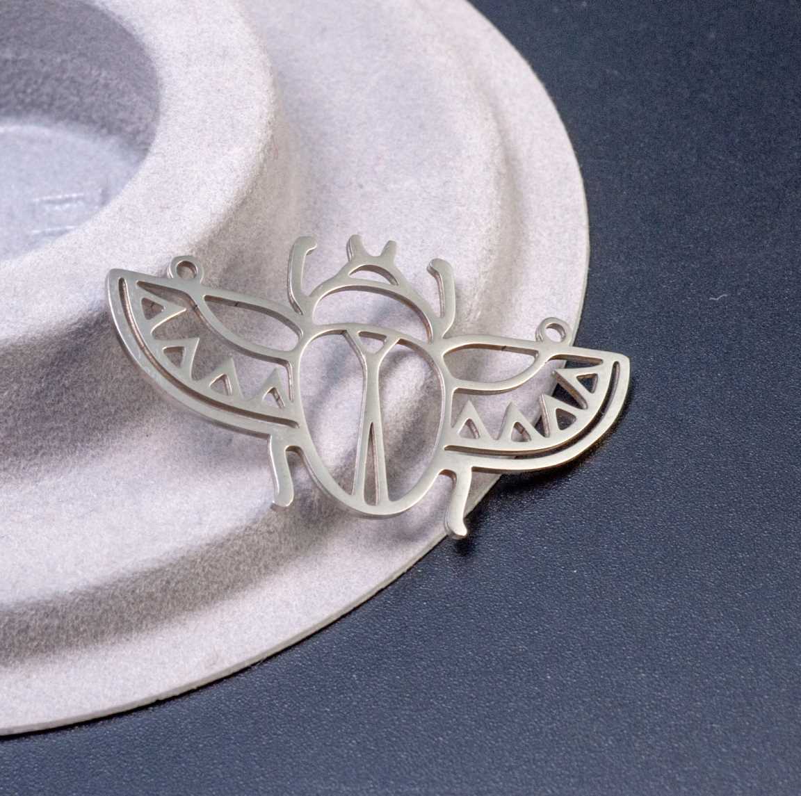 Подвеска "Скарабей" 39x22x1мм из полированной хирургической стали, с двумя отверстиями 1.1мм, символ возрождения и защиты в древнеегипетской культуре.