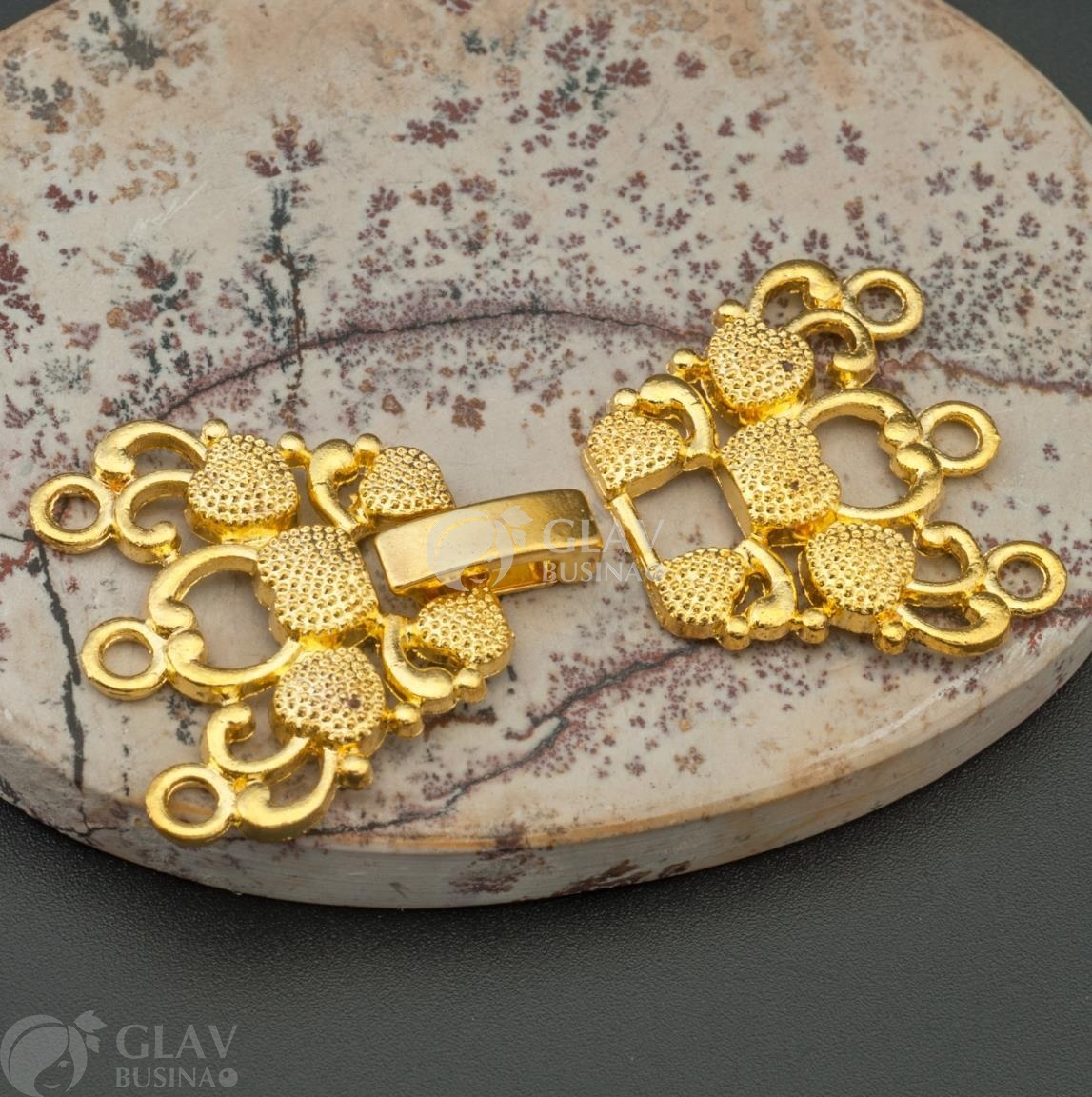 ОПТ (50 шт) Застёжка с замком-защелкой трехрядная из бижутерного сплава Сердечки, цвет покрытия желтое золото, вся застежка 39х23х2мм, замок 10х3х4мм, отв-я 2мм.