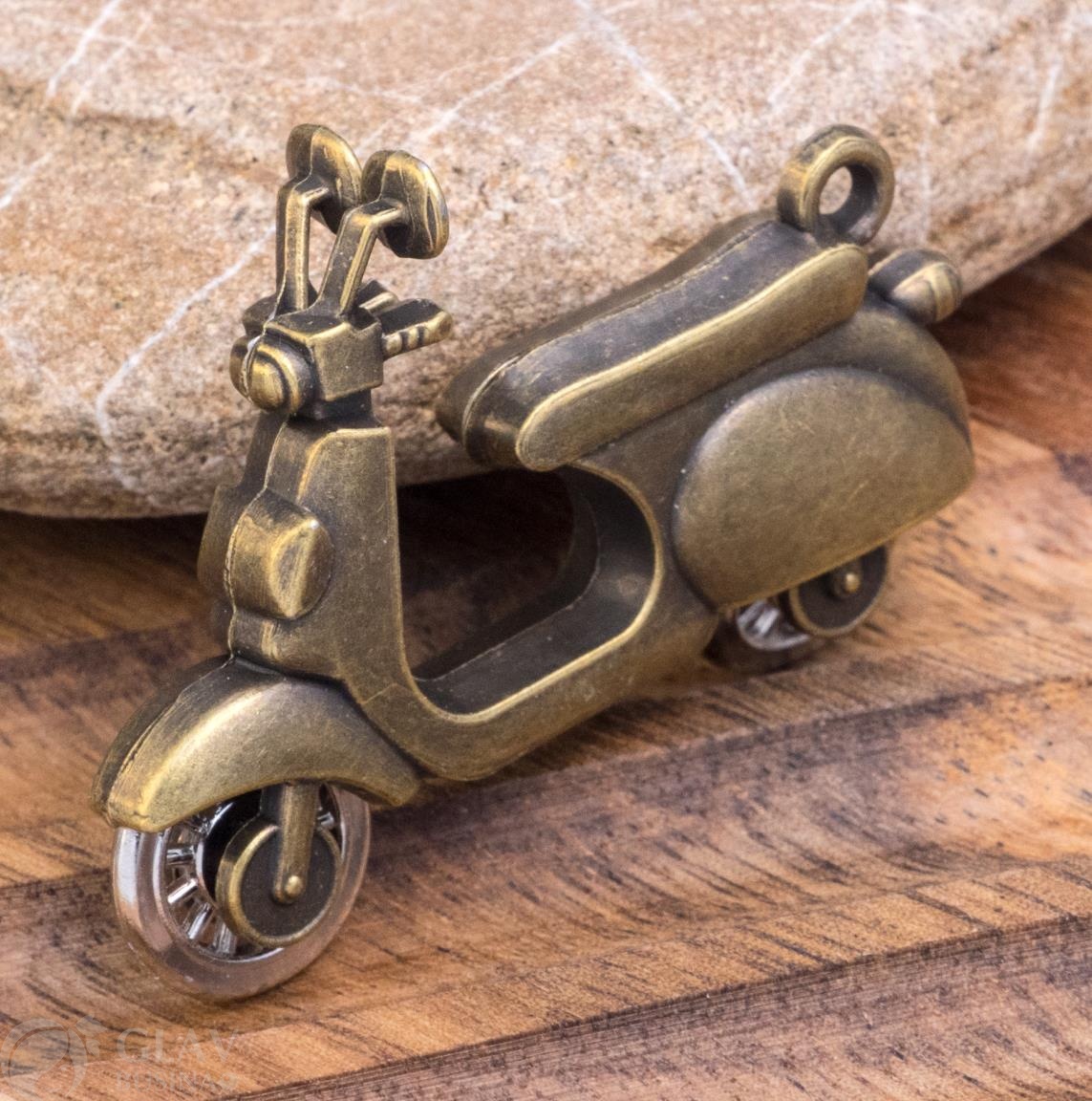 Подвеска сборная двусторонняя объемная с движущимися деталями мотороллер, бижутерный сплав, гальваническое покрытие, цвет бронза и платина, р-р 45х34х9мм, отв. 2мм.