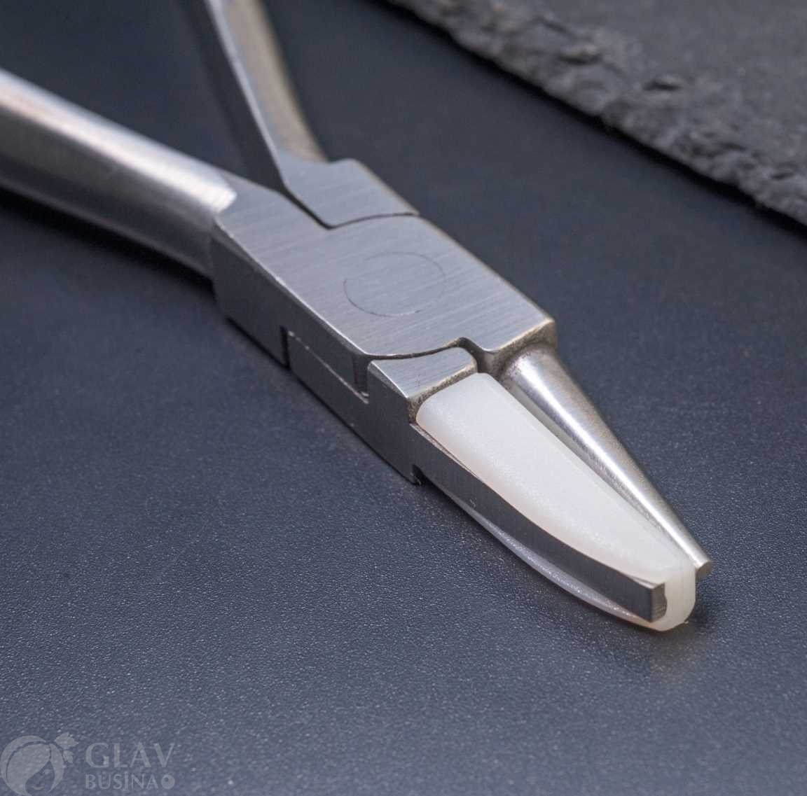Круглогубцы цельнолитые из нержавеющей стали с пластиковой насадкой, длина 150мм, рабочая часть 25х7х2мм, насадка 7х8х25мм.