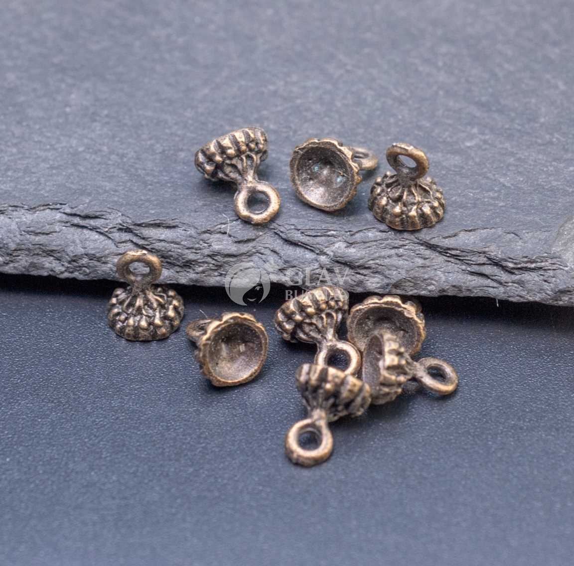 Бейл-концевик для бусины 8-10мм, цвет бронза, размер 8х7мм, отверстие 1.7мм — идеальное решение для закрепления и украшения ваших уникальных бусин. Изготовлен из прочного сплава, обеспечивает надежную фиксацию и стильный вид. Подходит для различных творческих проектов. Придайте вашим украшениям оригинальность с помощью этого бейл-концевика.