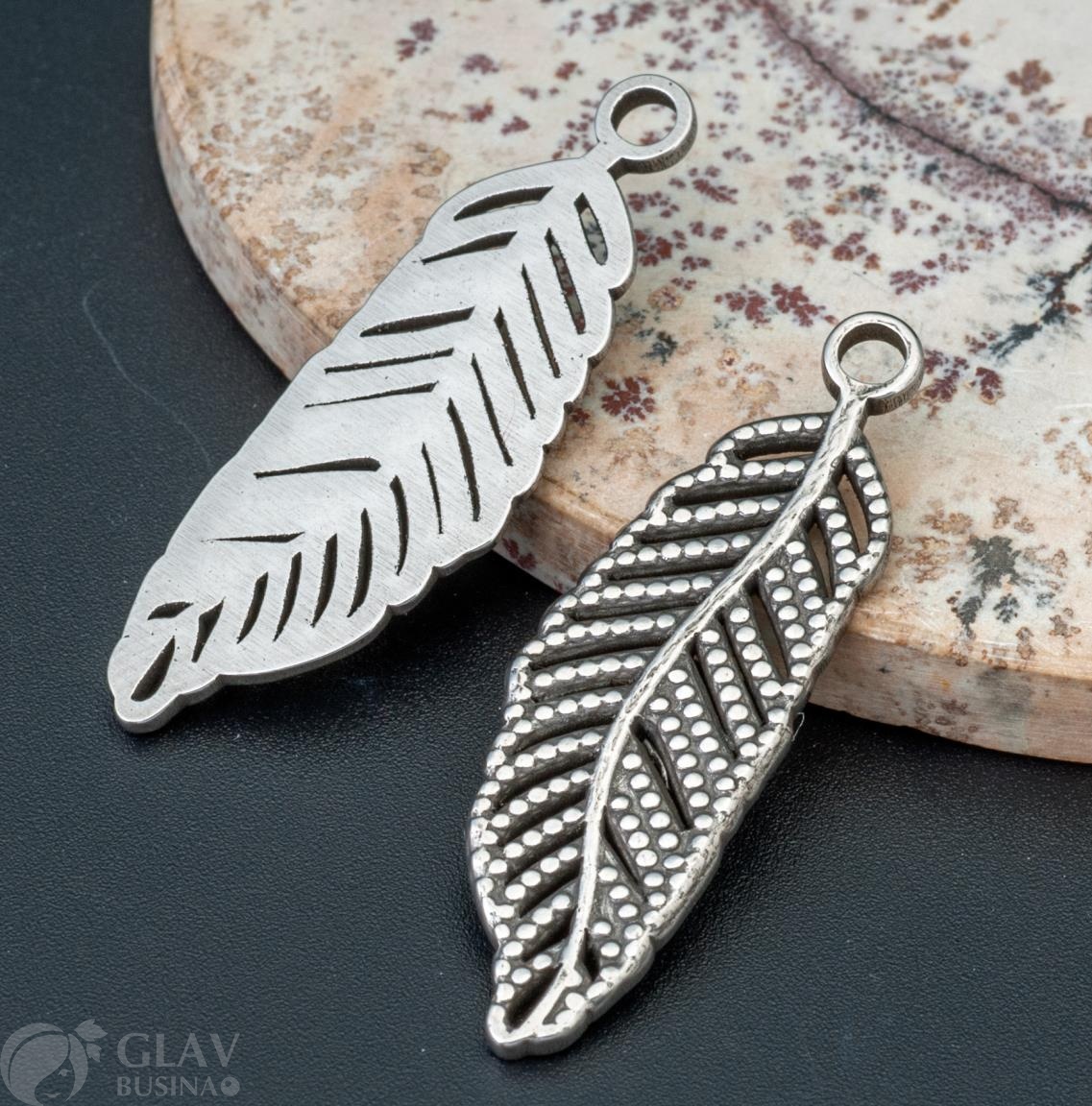 Подвеска односторонняя из чернёной хирургической стали, перо совы, р-р 33х11х1мм, отв. 2,5мм.