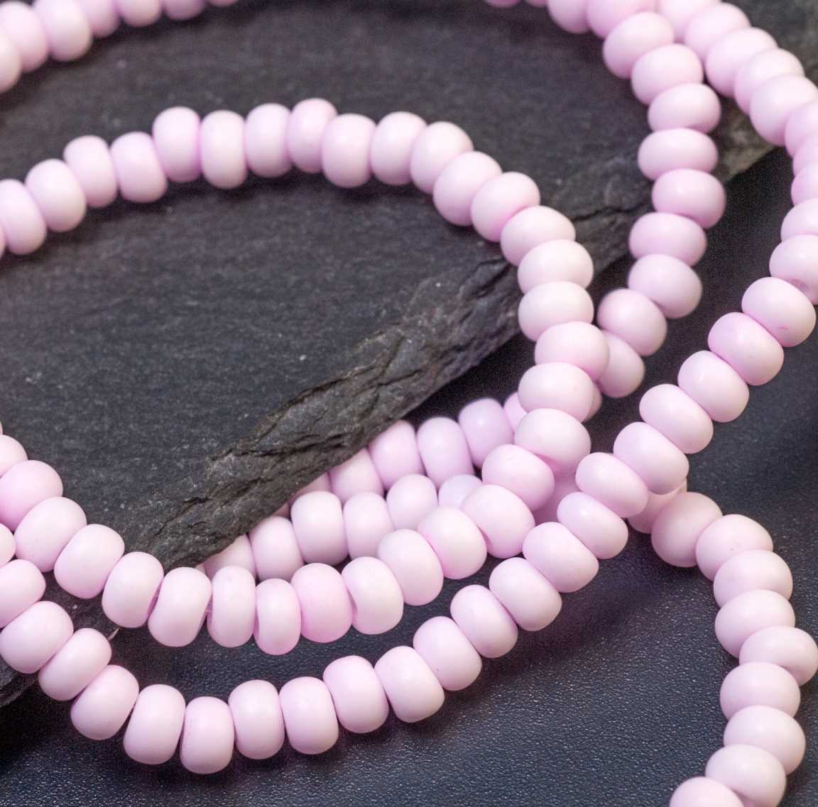 Нитка матовых фарфоровых бусин ручной работы, цвет клубничная пастила (нежно-розовый), р-р 4х3 мм, отв.1,2 мм, в нитке 67 бусин / 20 см.