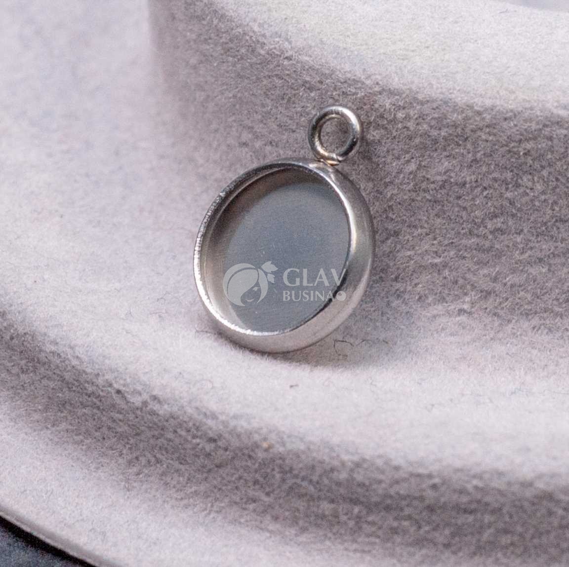 Стальной кулон с сеттнигом под кабошон 8 мм или заливку, р-р 12х9х2мм, отв-е 1,5мм.