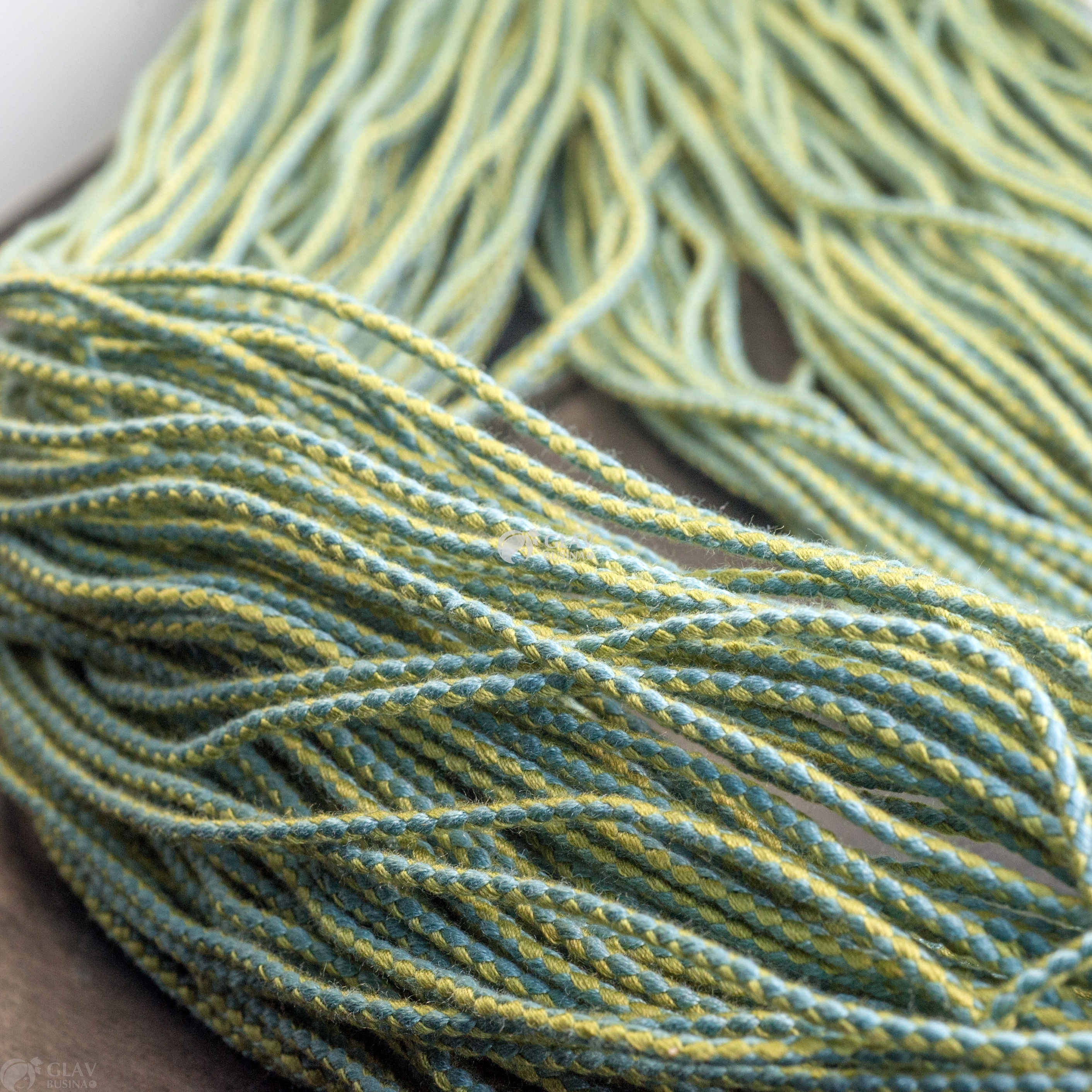 ОПТ (100 метров) Шнур для браслета двуцветный, полиэстровый из нитей 2 цветов серо-зеленой и светло-оливковой, 2мм.