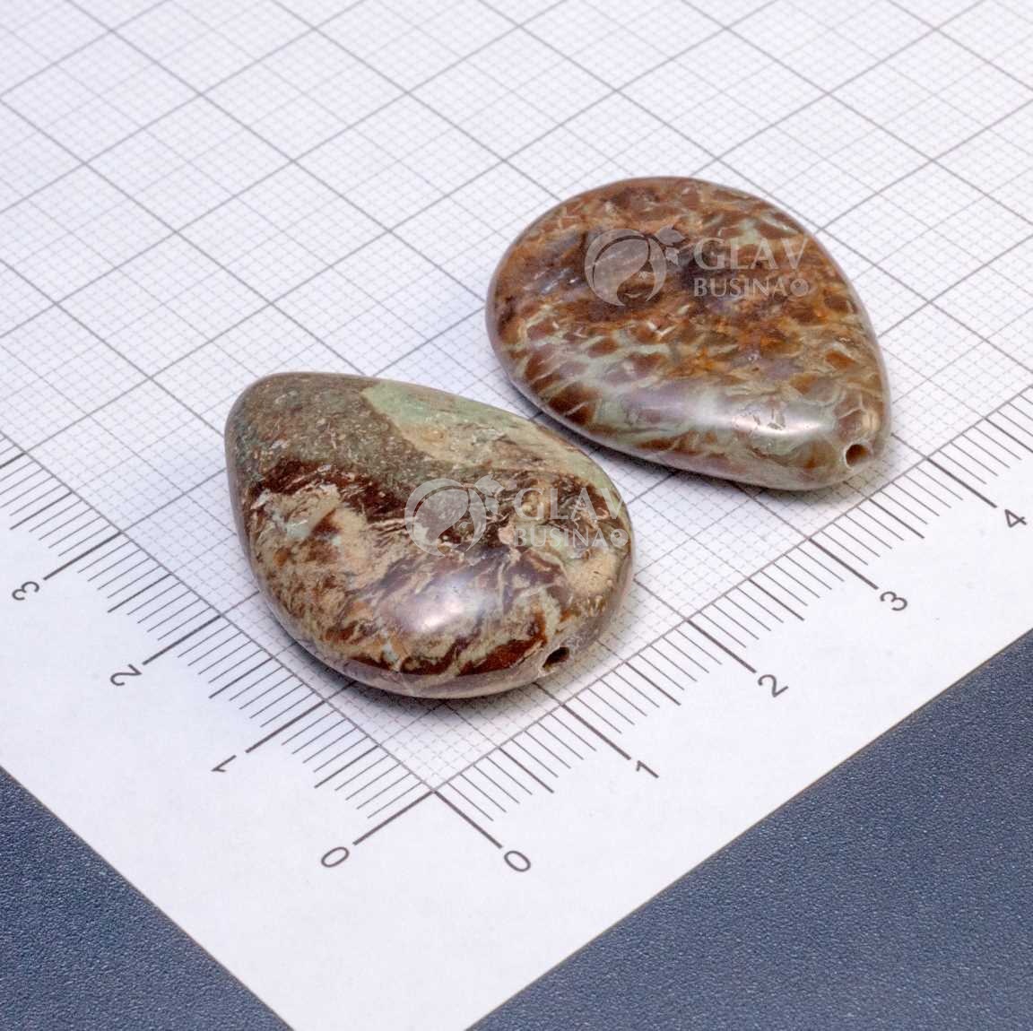 Халцедон, гладкая плоская бусина-капля с естественными неровностями, цвета серо-зеленые и светло-коричневые, р-р 30х22х8мм, отв. 1мм.