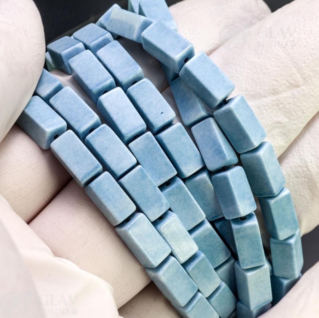 Нитка бусин из плотной керамики, кубоиды, р-р 9х4.5мм, отв-е 0.8мм, длина 19 см / 23 бусины, голубые.